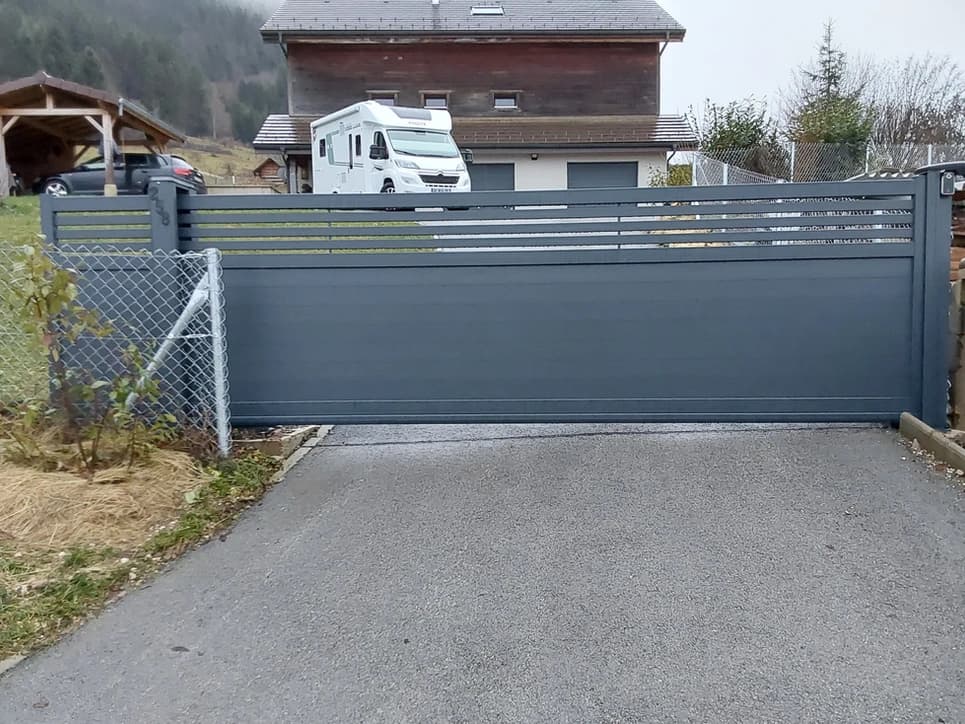 Pose d'un portail autoportant